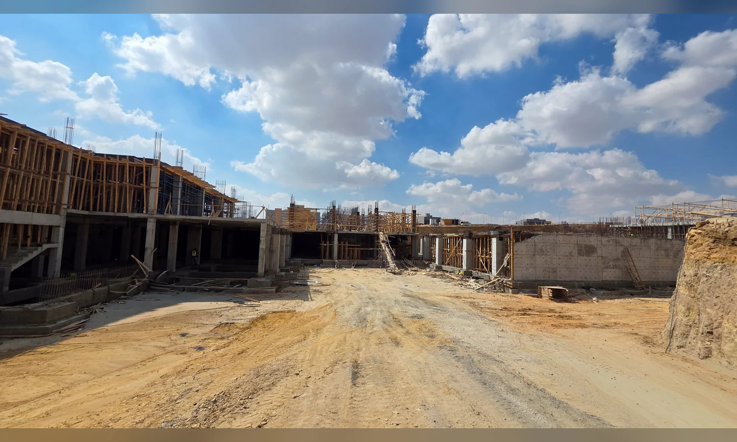Solista Business Park exterior under construction